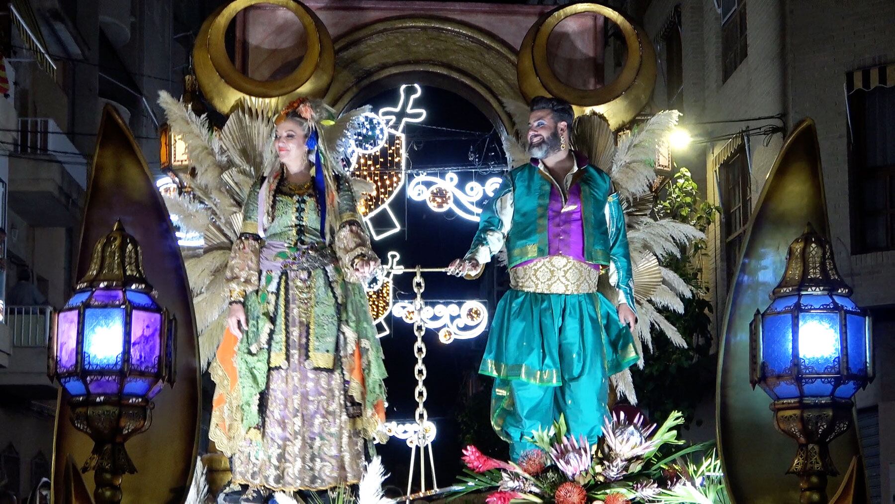 El capitán y la capitana moros sobre su carroza durante el desfile