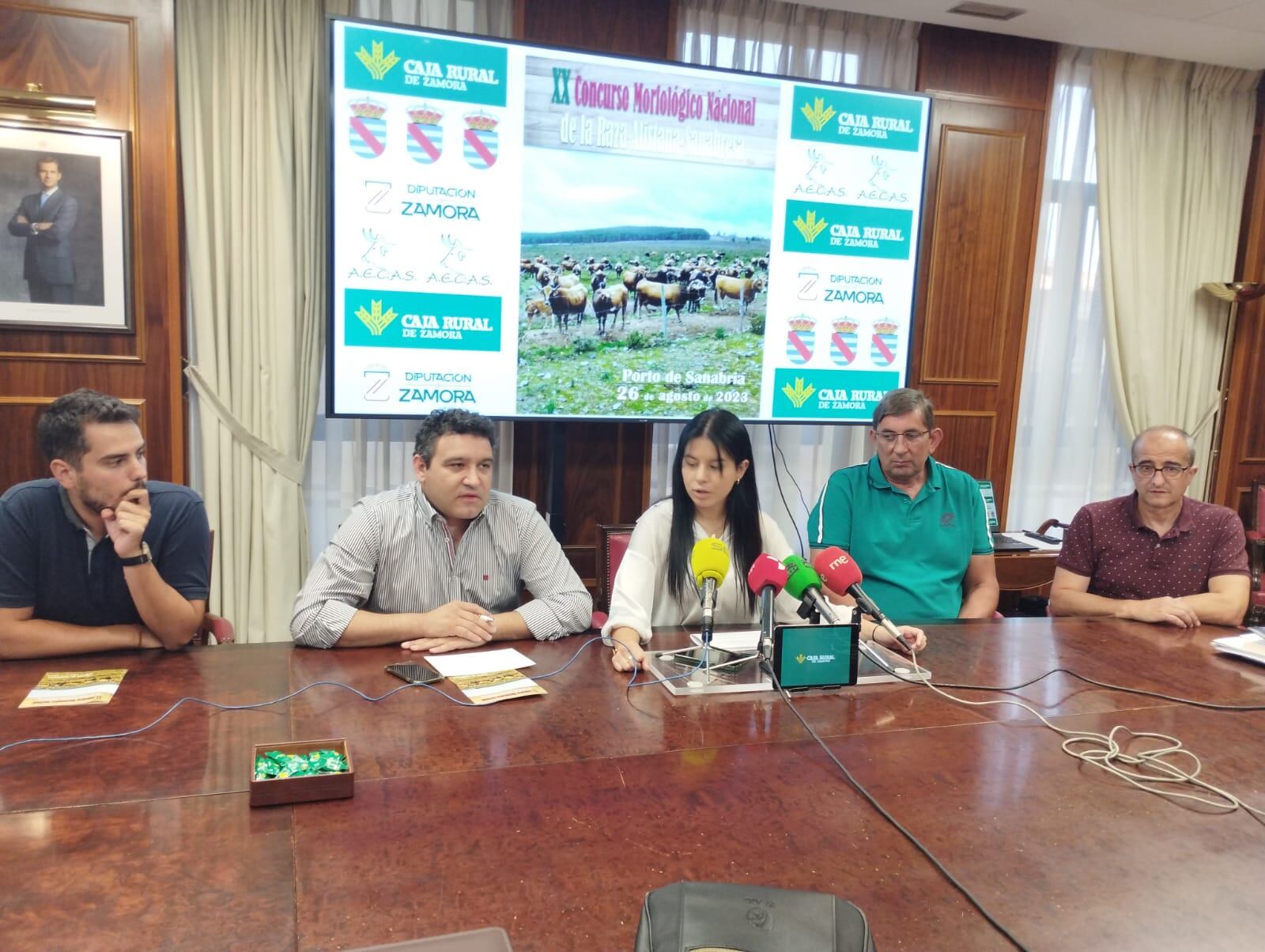 Representantes del Ayuntamiento de Porto, la Diputación Provincial, Caja Rural, Asociacin de Criadores AECAS y Colegio de Veterinarios de Zamora, durante la presentación del XX Concurso Morfológico de la Raza Alistana Sanabresa