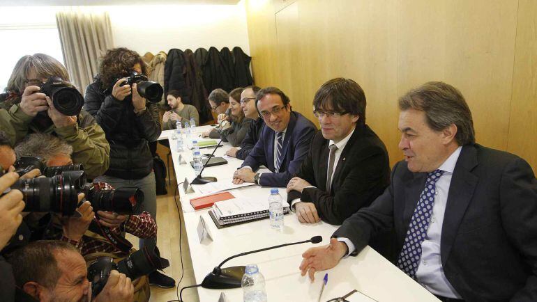 El presidente de la Generalitat, Carles Puigdemont junto al expresidente de la Generalitat y presidente de CDC, Artur Mas y el coordinador general, Josep Rull 