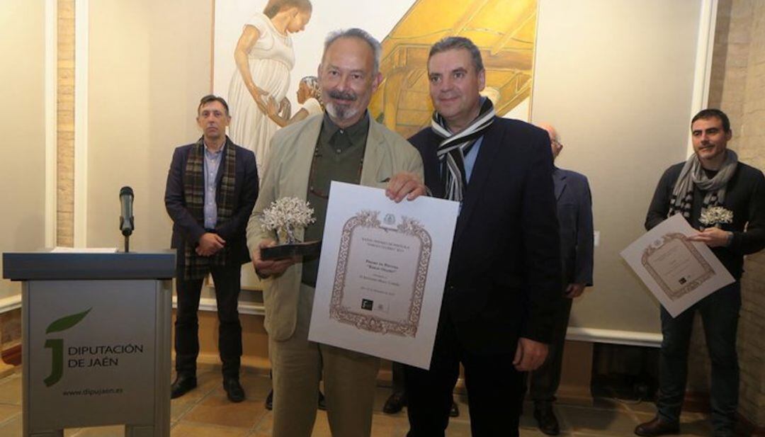 El ganador de la anterior edición, Antonio Maya (izquierda), con el diputado de Cultura y Deportes, Ángel Vera.