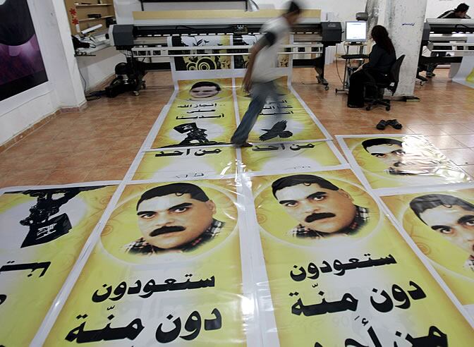 Una imprenta prepara los carteles de los presos que Israel liberará en breve.