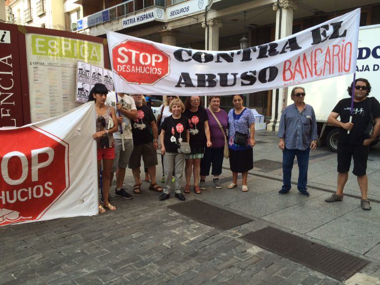Miembros de la Plataforma Antidesahucios comienzan su pasacalles bancario por la Calle Mayor.