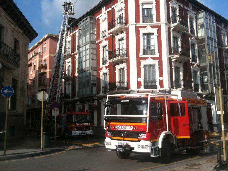 Bomberos torrelaveguenses sofocando un incendio.