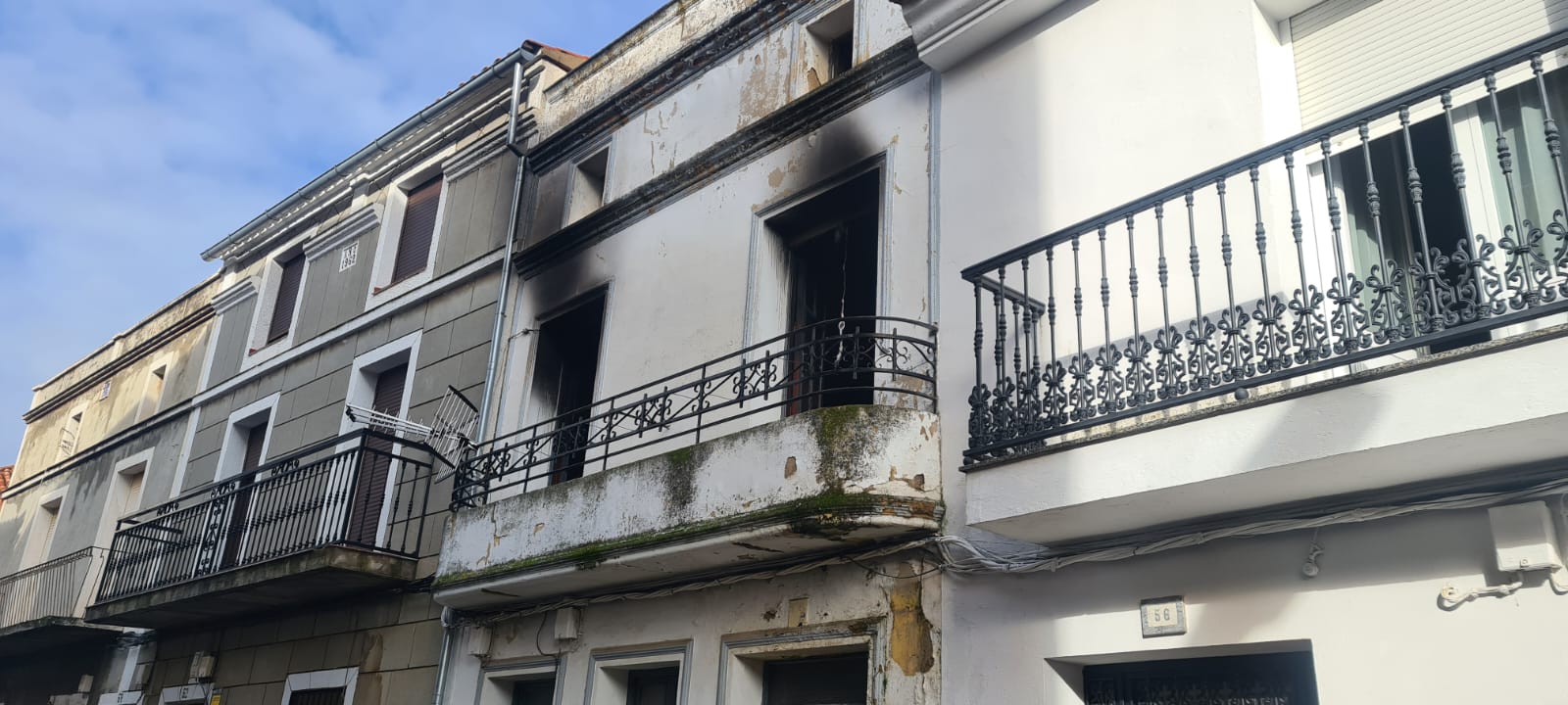Imagen de la vivienda incendiada en la calle Mayor de San Juan de Almadén