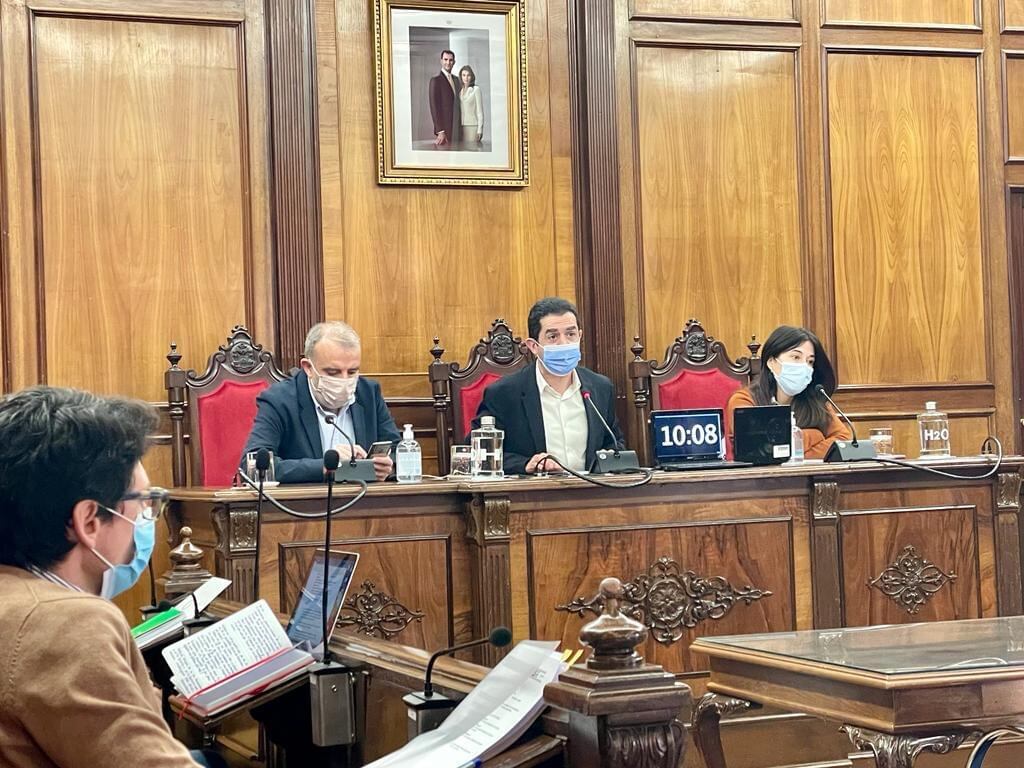 Ruiz observa desde la bancada de la oposición a Martínez, Francés y Zamorano en la mesa presidencial del pleno municipal.