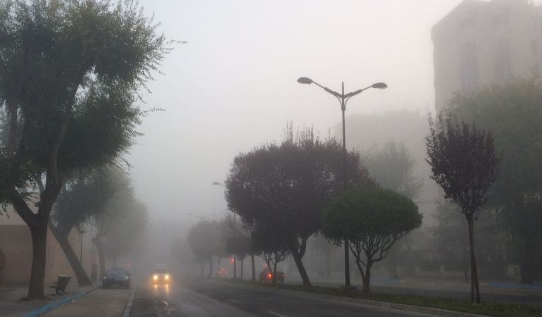 La niebla a primera hora de la mañana impedía ver de la avenida de la Estación la propia estación del AVE