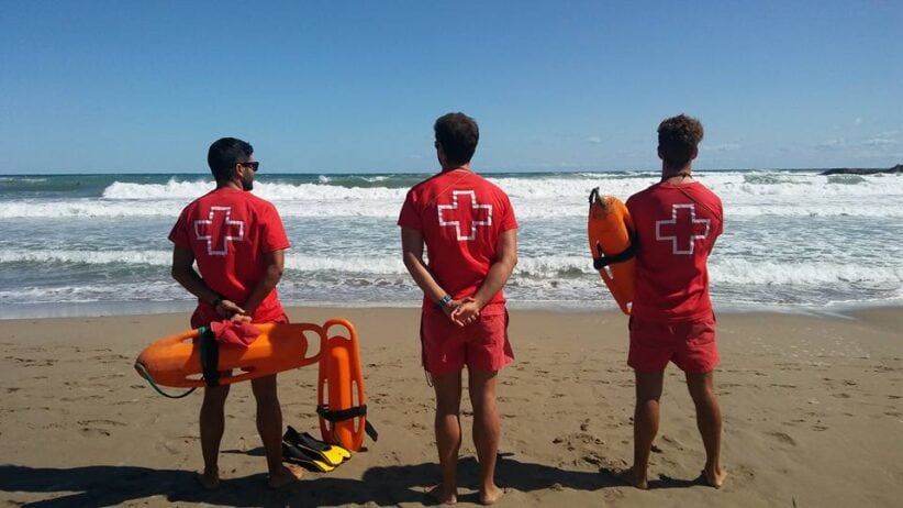 Socorristas de Cruz Roja en la playa