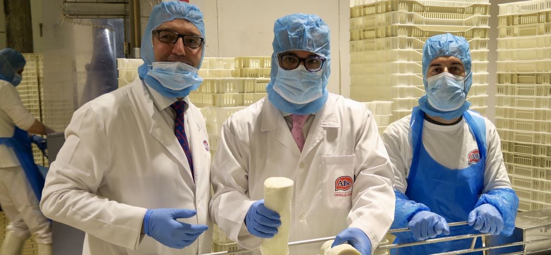 Carlos Izquierdo, consejero de Medio Ambiente visitando la empresa Lácteas del Jarama