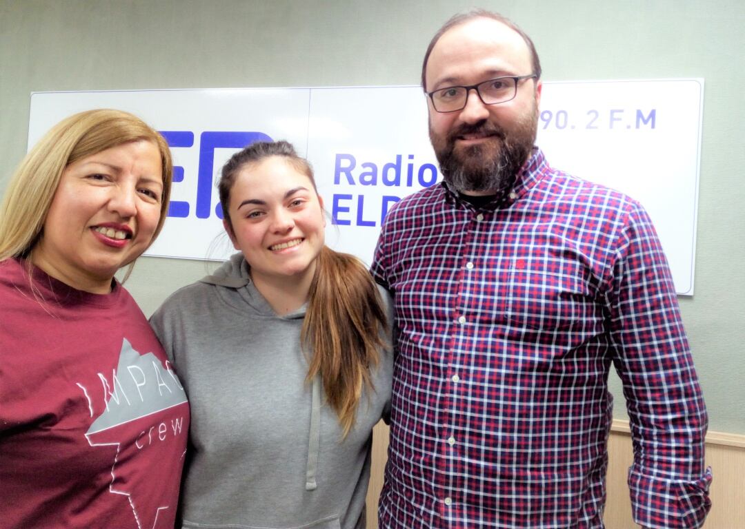 Juan Carlos, Ana y Medalith en el estudio de Radio Elda SER