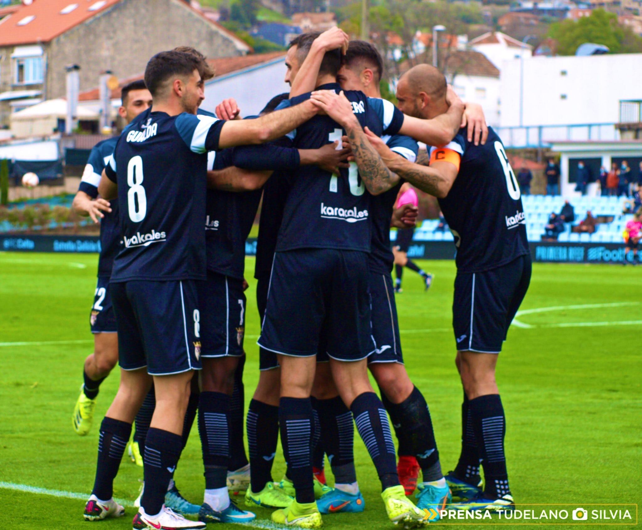 La plantilla del Tudelano celebrando el último gol de Caballero