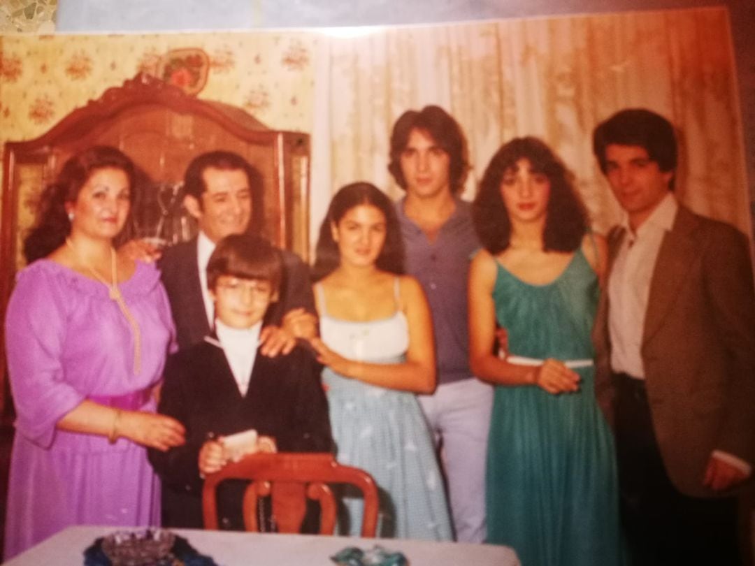 Paco Toronjo junto a su mujer y sus cinco hijos