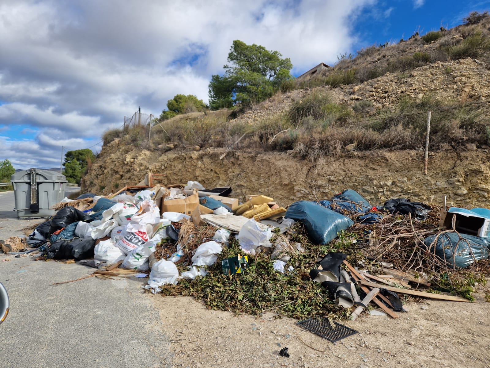 Escombreras en El Moralet