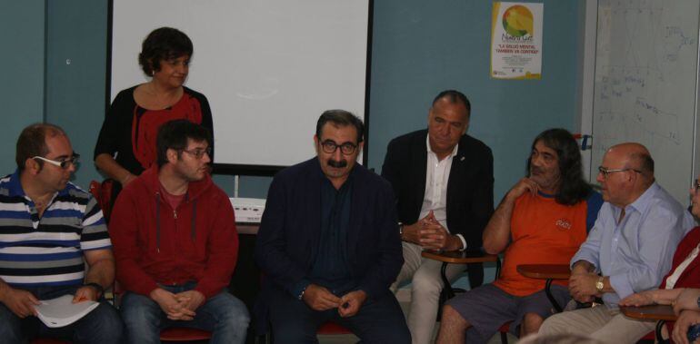 Jesús Fernández junto con el alcalde José Manuel López Carrizo y usuarios de salud mental