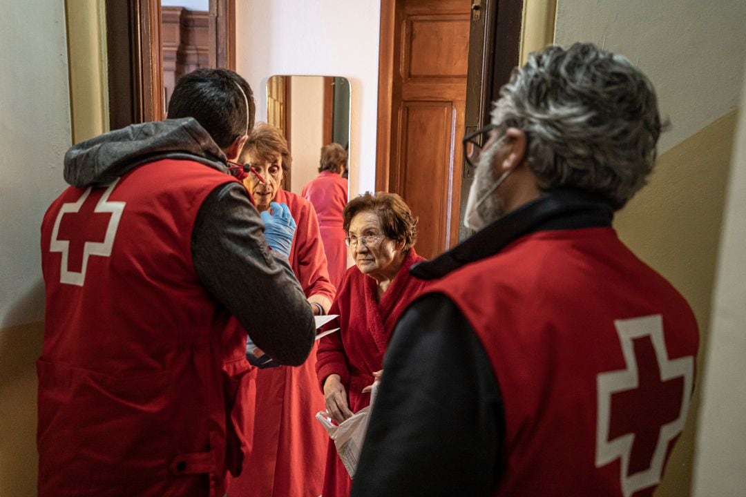 Atención domiciliaria de Cruz Roja en una imagen de recurso.