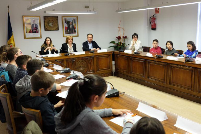 Sessió del Consell d'Infants d'Escaldes que ha comptat amb la presència del Raonador del Ciutadà.