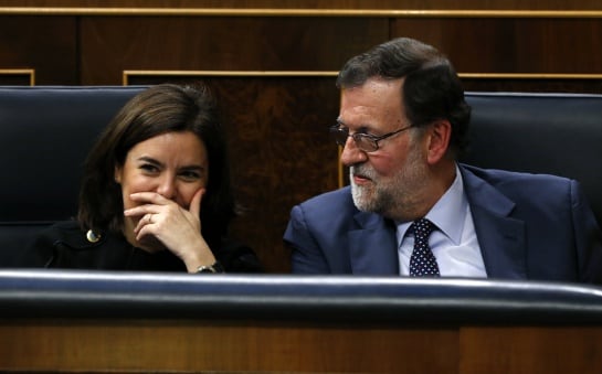 GRA320. MADRID, 01/03/2016.- El presidente del Gobierno en funciones, Mariano Rajoy, junto a la vicepresidenta en funciones, Soraya Sáenz de Santamaría, durante la primera jornada de la sesión de investidura del secretario general del PSOE, Pedro Sánchez,