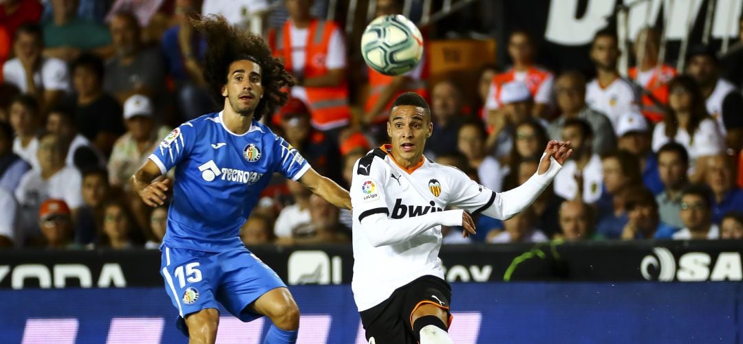 El azulón Cucurella (i) y el che Rodrigo durante un momento del partido de este miércoles en Mestalla.