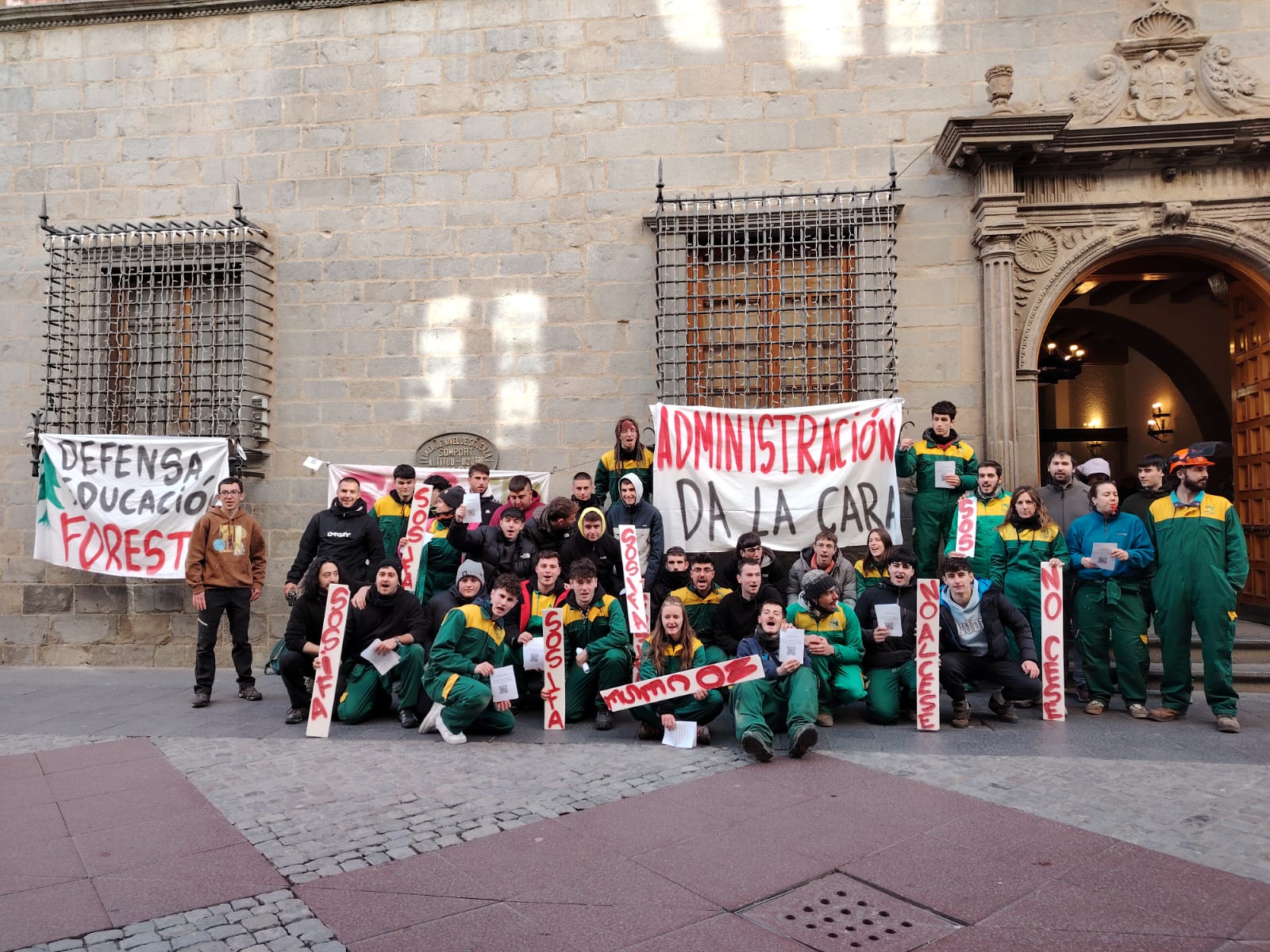 Los alumnos se concentraban con sus pancartas frente al ayuntamiento de Jaca