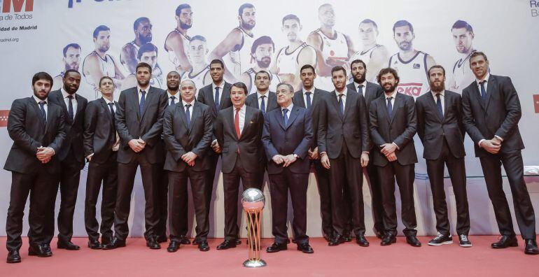 La plantilla del Real Madrid de baloncesto posa junto al presidente del club, Florentino Pérez, y al presidente de la Comunidad de Madrid, Ignacio González, durante la celebración de la Copa del Rey obtenida ayer en Gran Canaria.