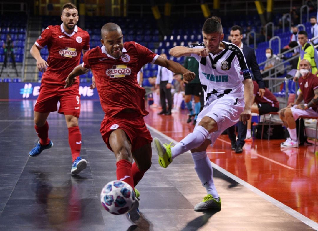 Leo Santana cortando un balón