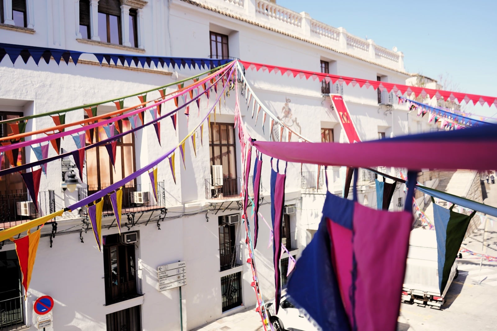 Proceso de montaje de &quot;Ontinyent Medieval&quot; en la Plaça Major de la capital de la Vall d&#039;Albaida