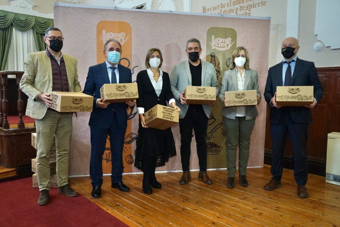 Presentación de la empresa arropara por autoridades en Paredes de Nava (Palencia)