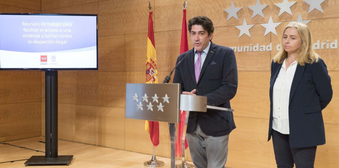 El consejero de Vivienda, David Pérez, y la portavoz del Ayuntamiento de Madrid, Inmaculada Sanz, presentan la primera reunión de la &quot;Mesa de Vivienda y Okupación&quot;. 