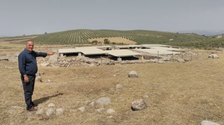 El alcalde de Quedada Manuel Vallejo muestra la zona de la Villa Romana de Bruñel que será puesta en valor para poder ser visitada con garantias de su conservación