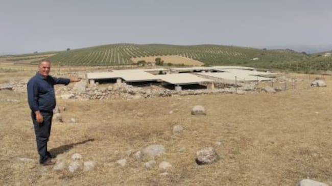 El alcalde de Quedada Manuel Vallejo muestra la zona de la Villa Romana de Bruñel que será puesta en valor para poder ser visitada con garantias de su conservación