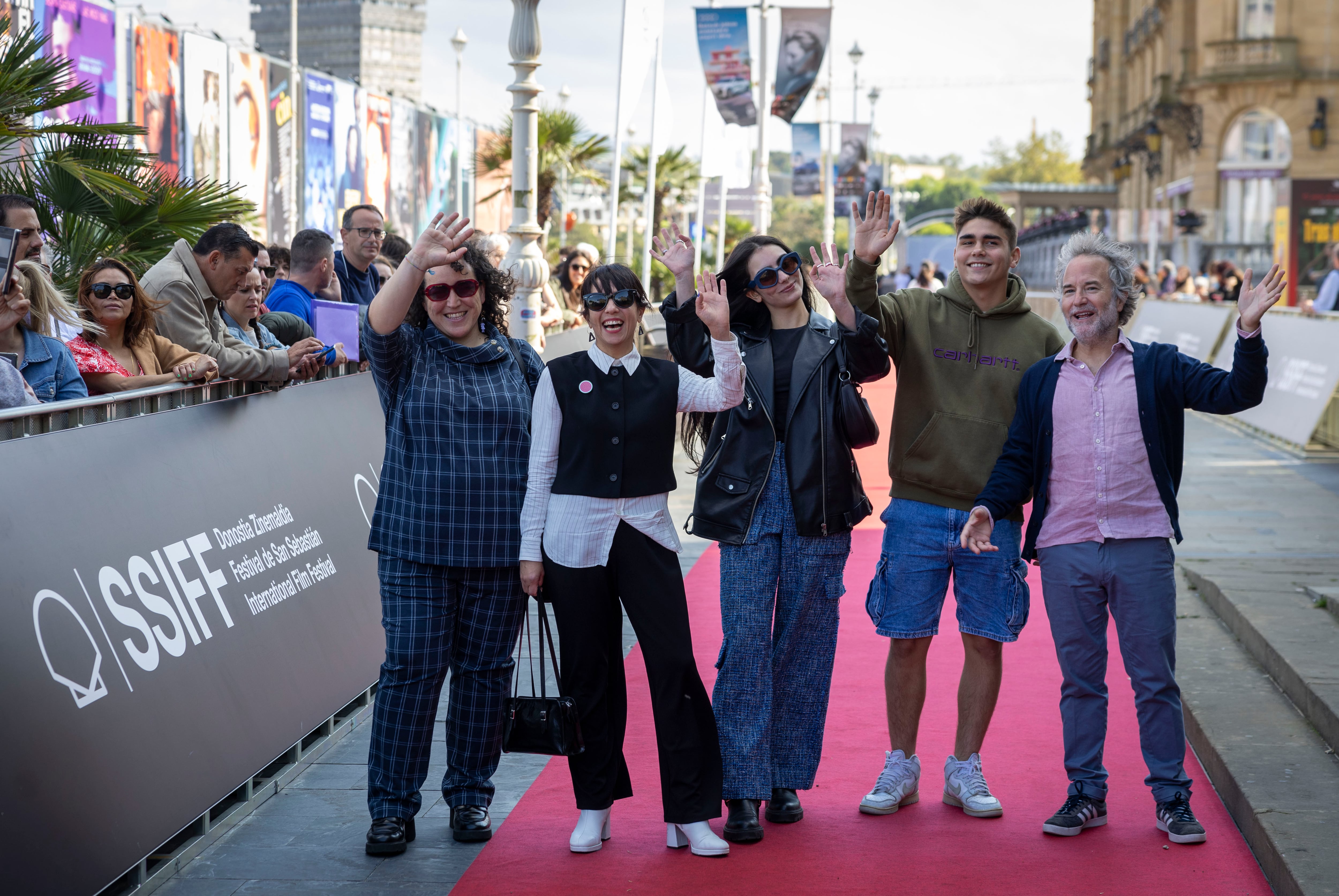 SAN SEBASTIÁN, 22/09/2024.- La directora Sonia Méndez (2i) posa junto a Andrea Fernández (c) y David Rodríguez (2d), en la alfombra roja del 72 Festival de Cine de San Sebastián, donde presentan &quot;As neves&quot; en la sección Made in Spain del certamen. EFE/Javier Etxezarreta.
