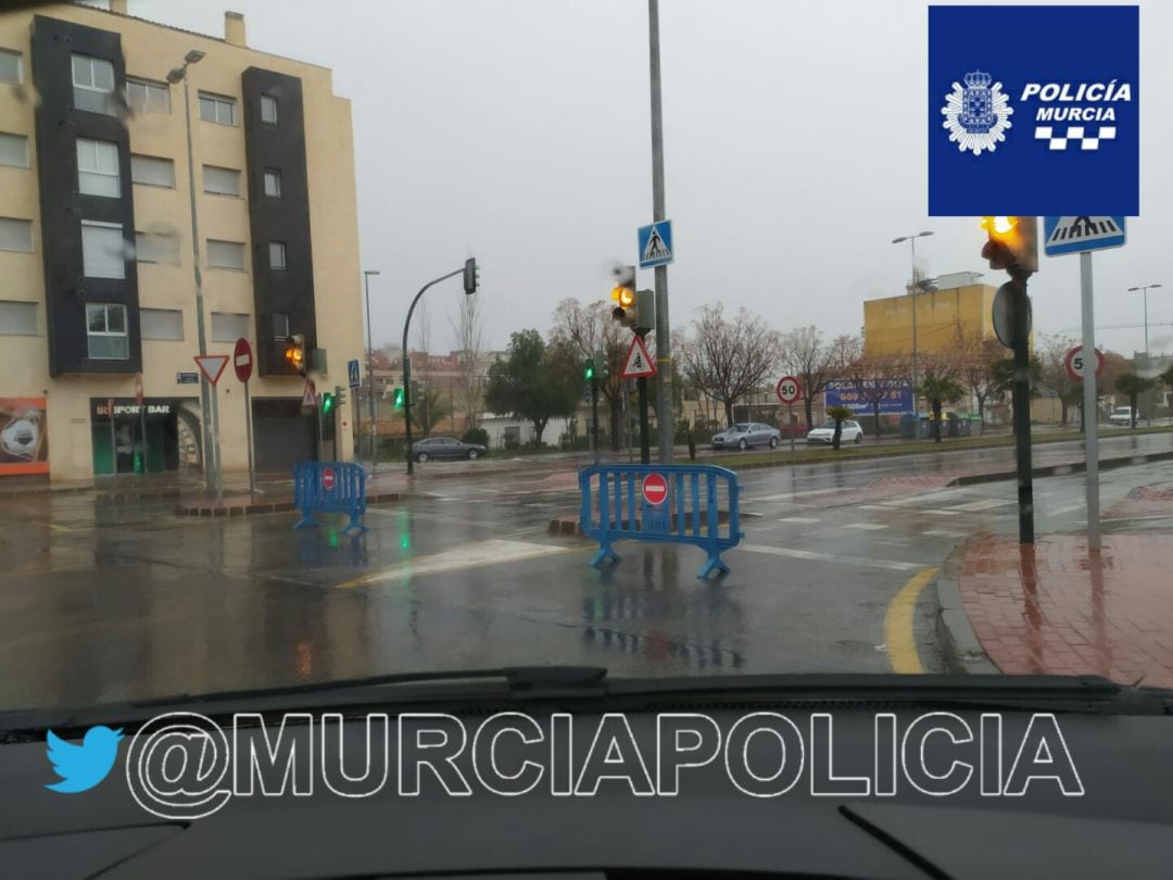 Una de las carreteras cortadas por la lluvia en la capital de la Región