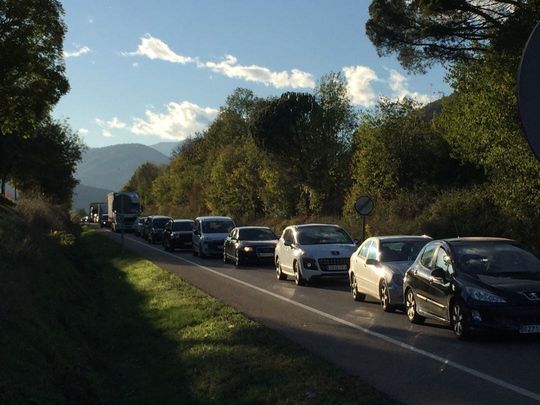 Una retenció a la variant d'Olot