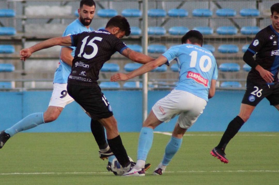 Momento en el que Nacho derriba a Antonio Jesús en el penalti que daría el triunfo al Xerez DFC