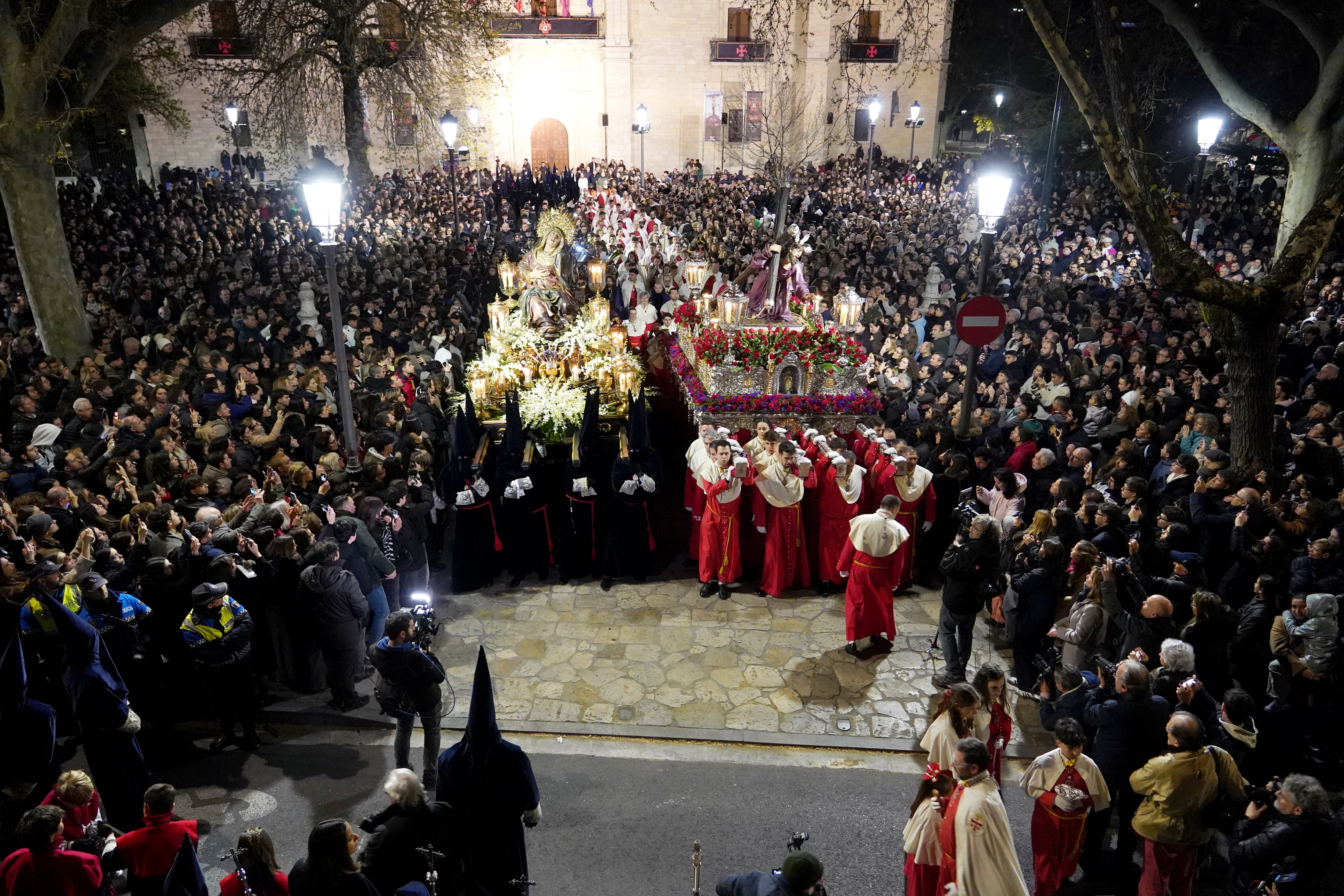 Procesión del Encuentro de la Santísima Virgen con su Hijo en la calle de la Amargura