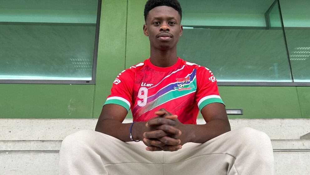 Suleiman Camara, con la camiseta de Gambia.