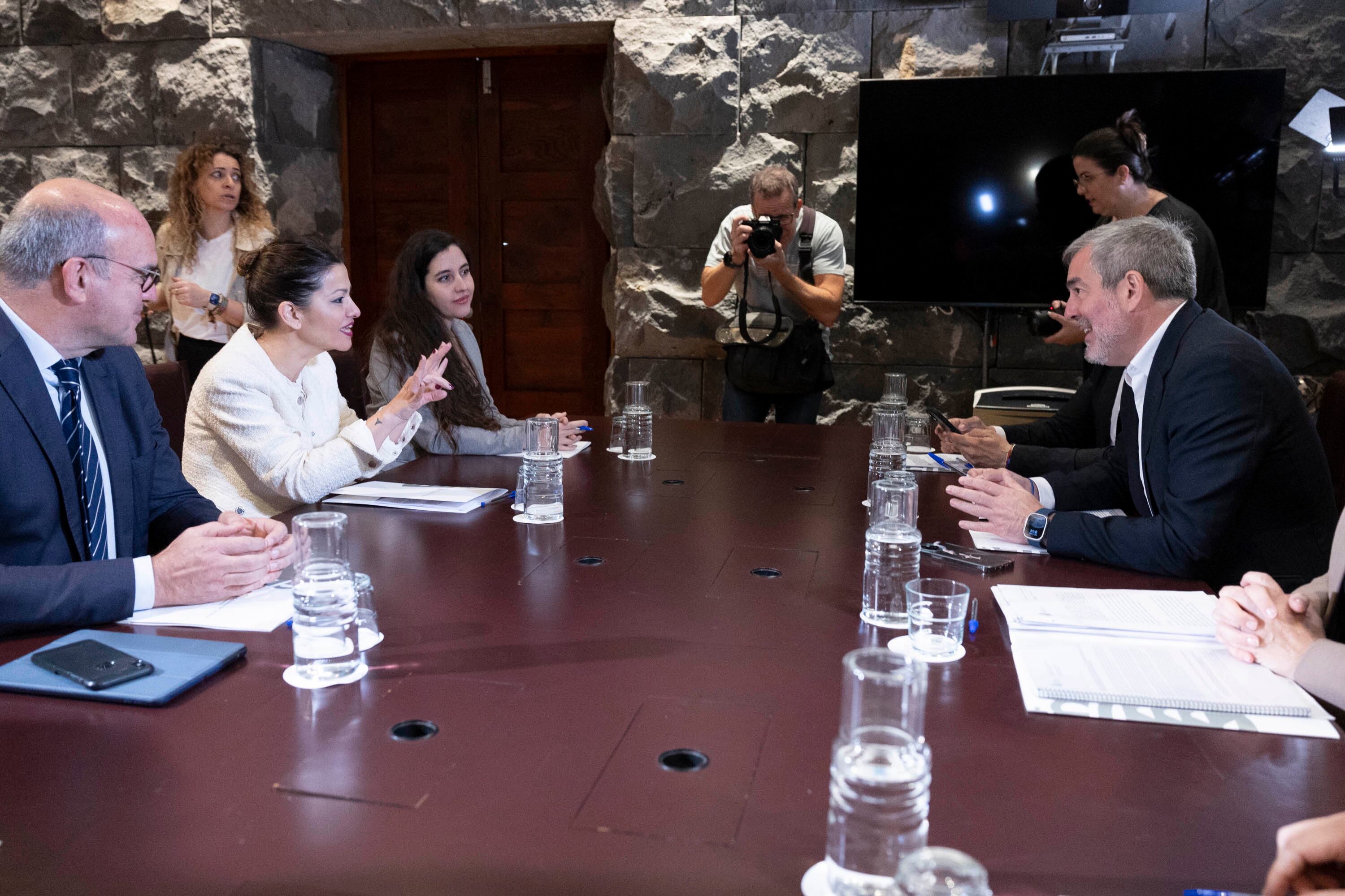 SANTA CRUZ DE TENERIFE (ESPAÑA), 31/01/2024.- El presidente de Canarias, Fernando Clavijo (d), ha recibido este miércoles a la ministra de Juventud e Infancia, Sira Rego (3i), para abordar con ella la situación de los más de 5.000 menores migrantes que tutela la comunidad autónoma y la propuesta de reforma legal para que todas las regiones compartan la asistencia a los niños llegados en patera. EFE/Miguel Barreto
