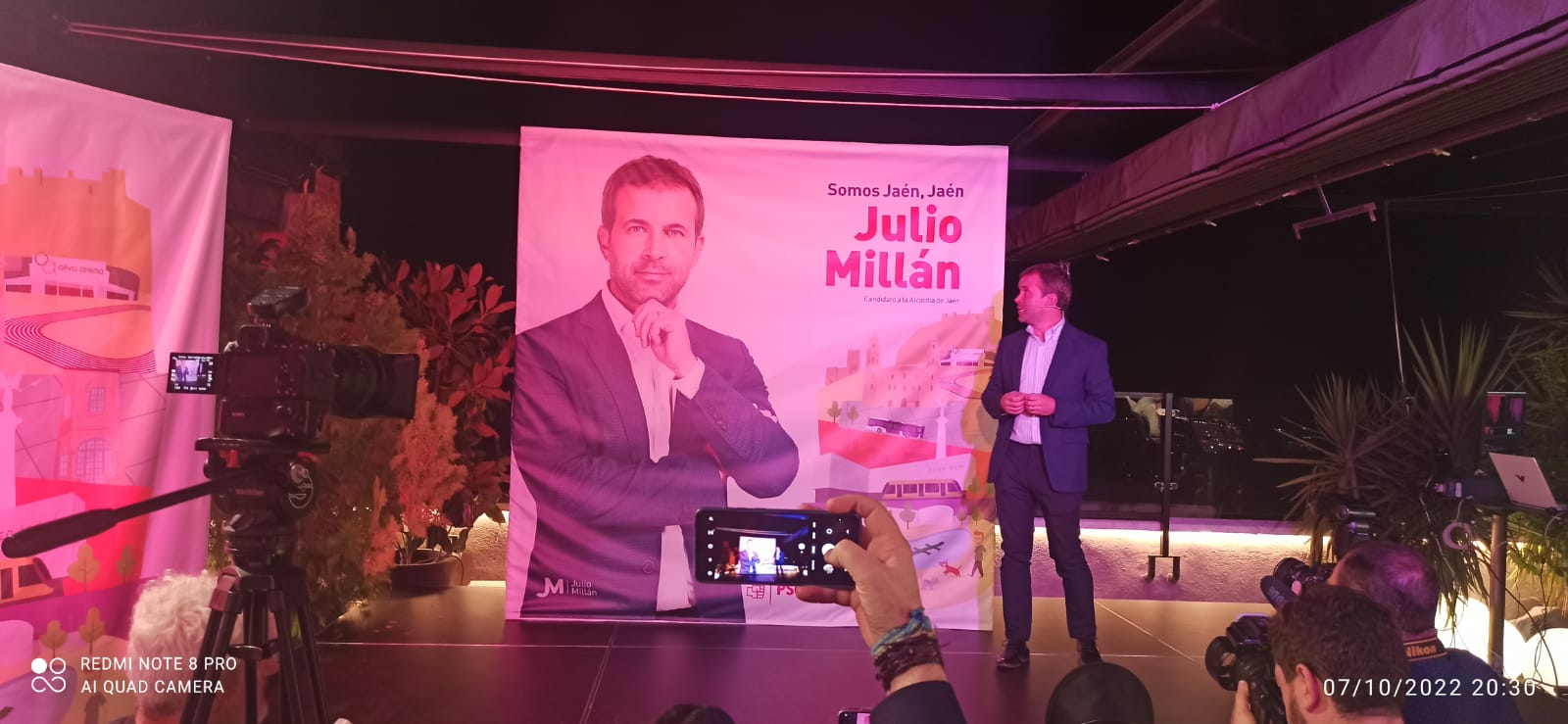 Julio Millán delante del cartel de su candidatura.