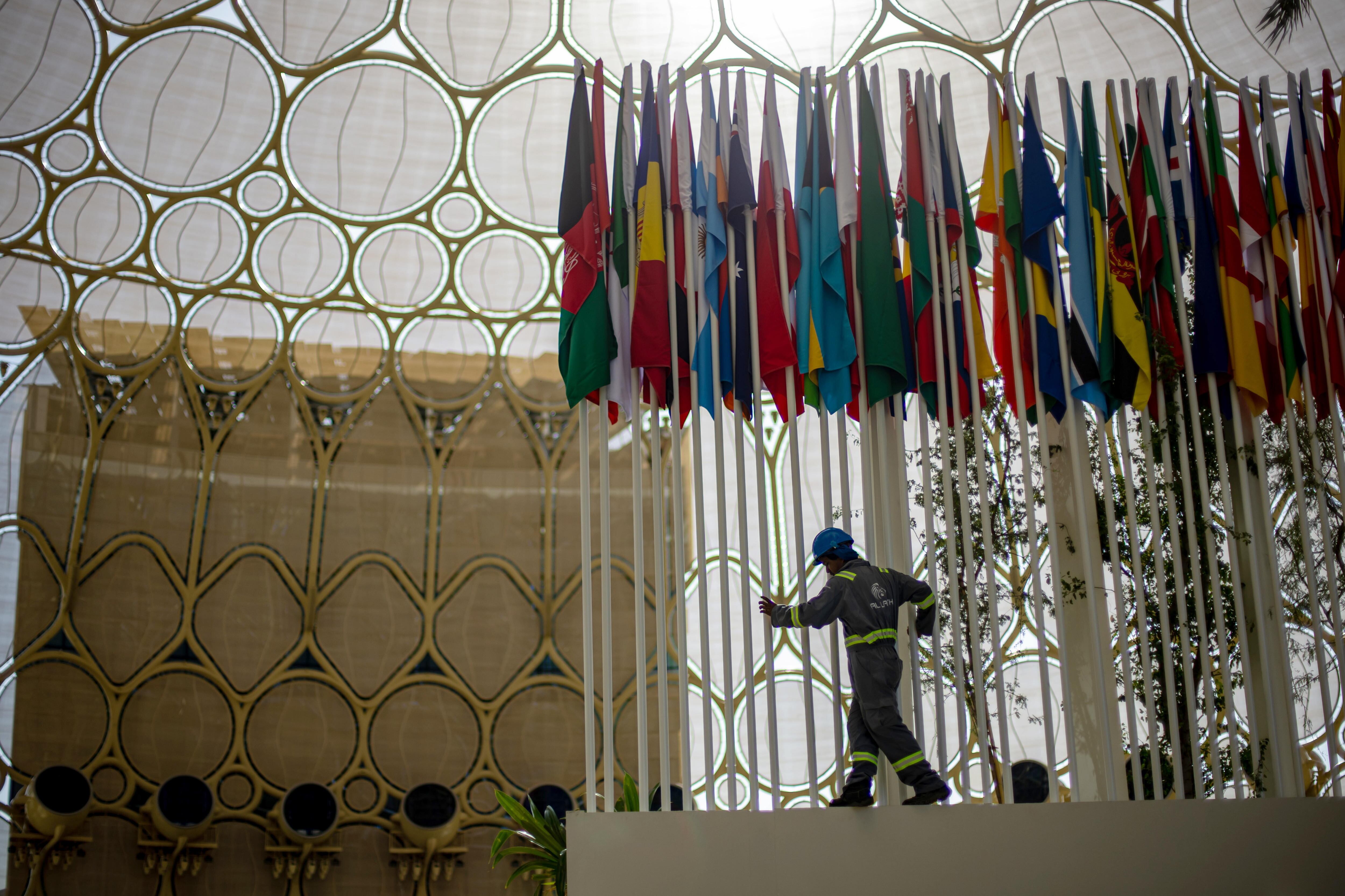 Un trabajador, en la cumple del Clima.  EFE/EPA/MARTIN DIVISEK