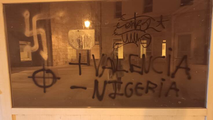 Pintadas en las sedes de ONGs de ayuda a migrantes