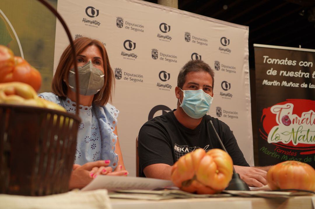 Magdalena Rodríguez y Daniel Ramos en la presentación de la Tercera Feria del Tomate de Martín Muñoz de las Posadas