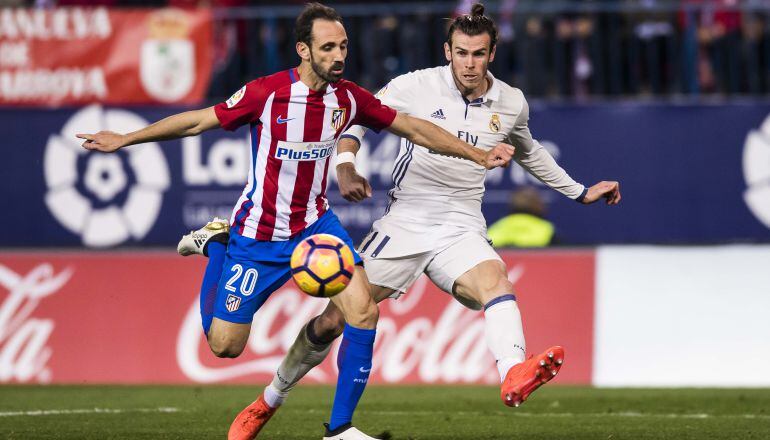 Juanfran y Bale pugnan por llevarse la pelota en el encuentro de la primera vuelta