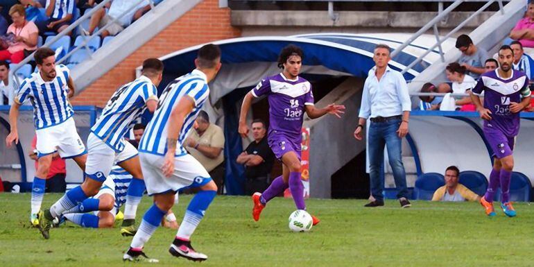 Los jugadores del Real Jaén y del Recreativo de Huelva durante el partido