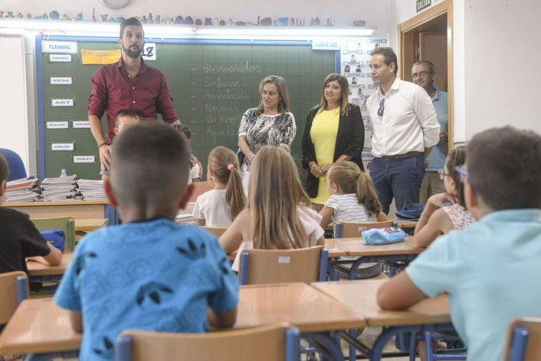 La alcaldesa de Armilla (Granada), en el inicio del curso escolar