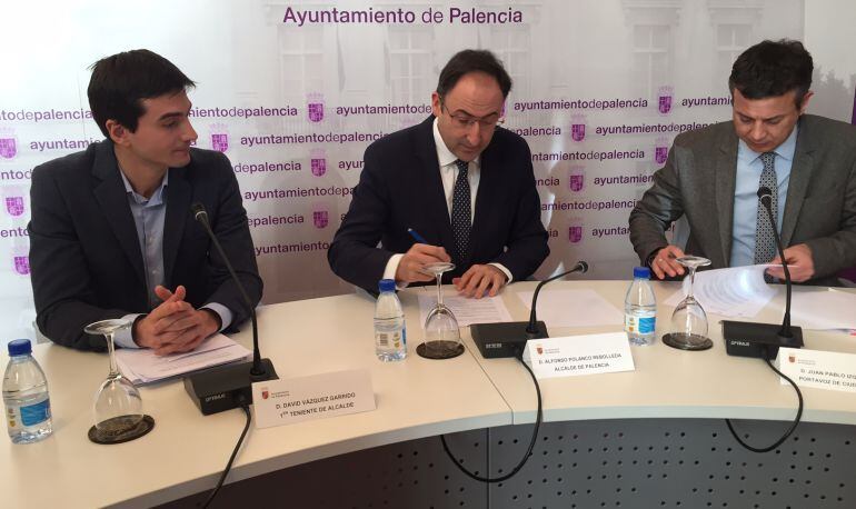 El Alcalde de Palencia, Alfonso Polanco, y el Portavoz de Ciudadanos, Juan Pablo Izquierdo, firman el acueerdo bajo la atenta mirada del Portavoz del PP y concejal de Hacienda, David Vázquez