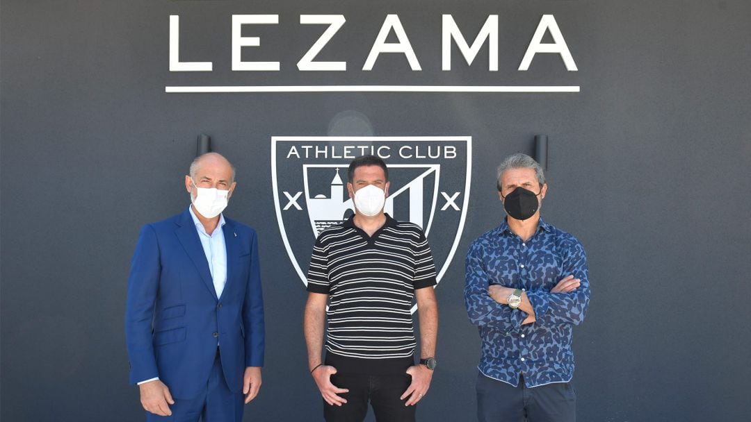 Imanol de la Sota junto al presidente del Athletic Club, Aitor Elizegi, y el director deportivo, Rafa Alkorta