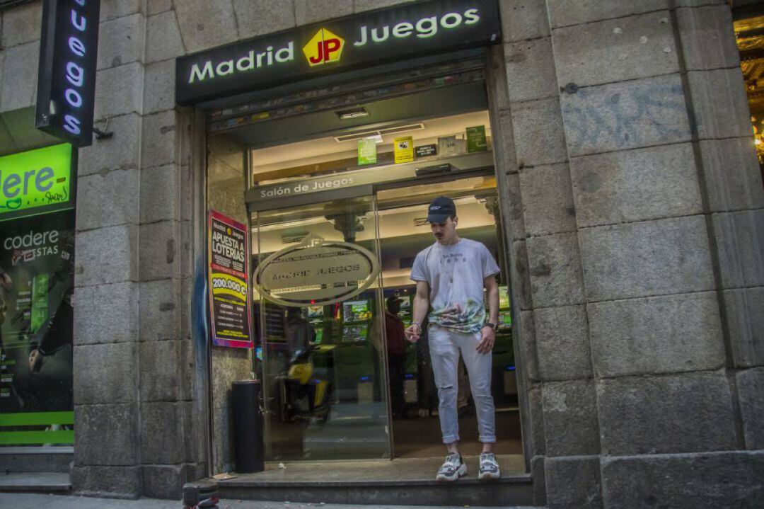 Un chico fuma a las puertas de un local de apuestas en Madrid. 