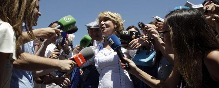 GRA270. MADRID, 15/05/2015.- La presidenta del PP de Madrid y candidata a la Alcaldía de la ciudad, Esperanza Aguirre (c), vestida de chulapa, realiza declaraciones a los medios de comuncación, hoy en la pradera de San Isidro, a donde han acudido varios candidatos para festejar las fiestas del patrón de Madrid. EFE/Víctor Lerena