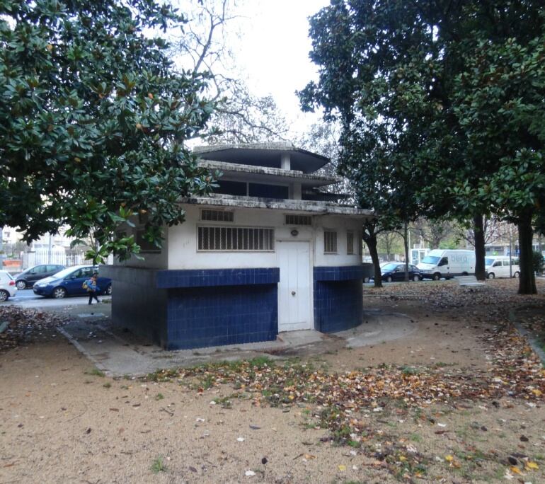 Imagen de los urinarios, que se encuentran en los jardines de Menchu Gal, al otro lado del parque de Áraba. El paso de los años ha hecho que la estructura se haya degradado, por lo que es necesario que se invierta en la adecuación del edificio. 