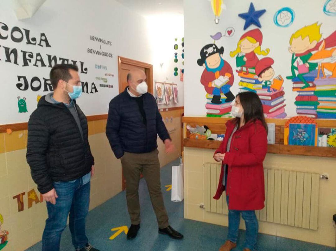 L&#039;alcalde d&#039;Agullent i el regidor d&#039;educació visiten l&#039;escolta infantil