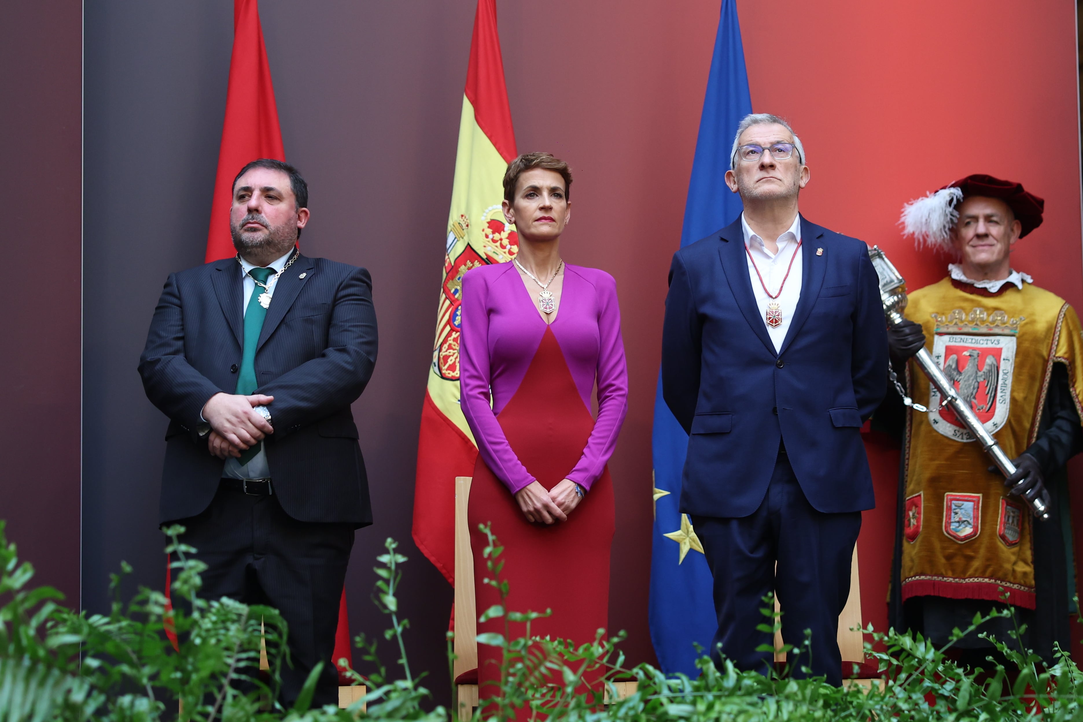 Unai Hualde, junto a María Chivite y Félix Taberna en el acto de entrega de la Medalla de Oro de Navarra 2025